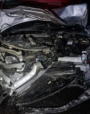 Bankette duran otomobile çarpan araç hurdaya döndü