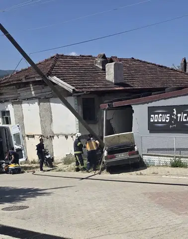 Kontrolden Çıkan Otomobil Depo Duvarına Çarptı