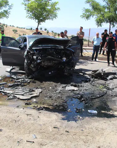 Karşı Şeride Geçip Kafa Kafaya Çarpıştı! Genç Öğretmenden Kahreden Haber