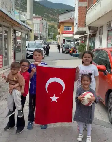 Koyulhisar’da 7'den 70'e Millî Takım'a Tam Destek!