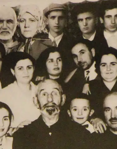 Görenler Duygulanıyor: 750 Vefat Eden Muhacirin Fotoğrafı Asıldı