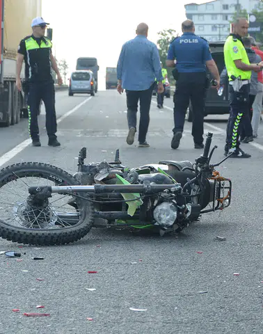 Arızalı otobüse çarpan motosikletli hayatını kaybetti