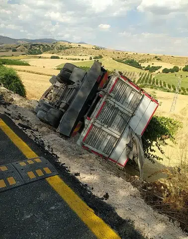 Beşikli Köyü Yakınlarında Korkutan Kaza! Tonlarcası Araziye Saçıldı, Çiftçinin Emeği Ziyan Oldu!