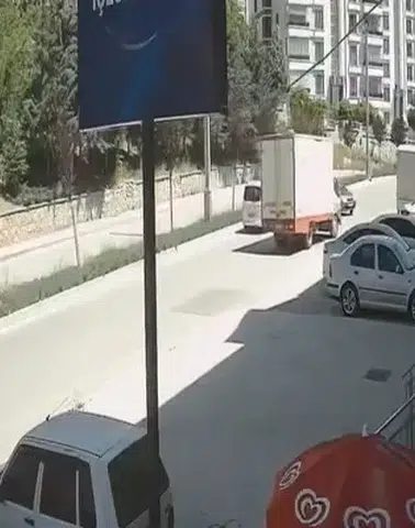 Karşı Şeride Ok Gibi Fırladı! Dehşet Anları Kamerada, Yaralı Bile Yok!