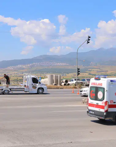 Batı Çevre Yolu'nda Kaza Alarmı! Yaralılar Hastaneye Kaldırıldı