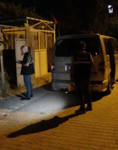 İki oğluyla gittiği ev baskınında bıçaklandı