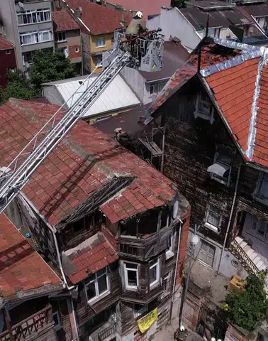 Fatih'te Restorasyon Kabusu: Asırlık Ahşap Bina Bir Anda Alev Alev Yanmaya Başladı!