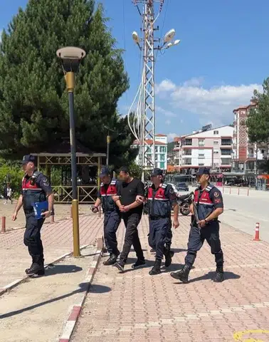 Evdeki Uyuşturucu Partisine Şok Baskın! Kimliğini Görenler Şoke Oldu!