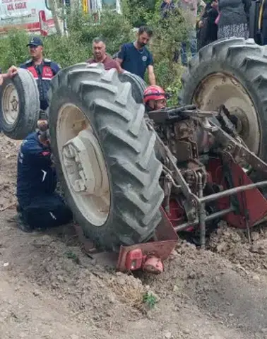 Ters Dönen Traktörün Altında kaldı