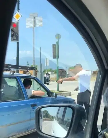 Seyir Halinde Alkol Alıp Ayaklarını Çıkardılar! Polisi Görünce...
