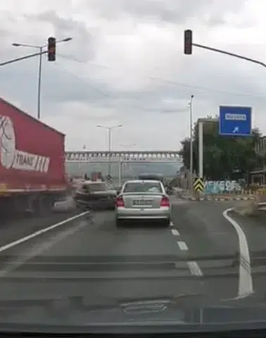 Sakarya'da Korkunç Kaza! Tıra Çarptı, O Anlar Kameraya Saniye Saniye...