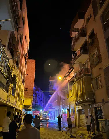 Efeler'de Gece Yarısı Dehşet! Alevleri Gören Mahalle Sokağa Döküldü