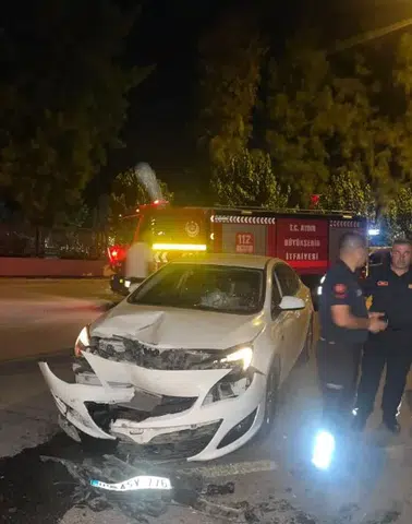 Otomobil ile motosiklet kafa kafaya çarpıştı