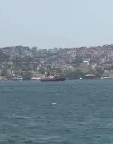 İstanbul Boğazı Çift Yönlü Kapatıldı! Karadeniz'de Vurulan Dev Gemi Geçti
