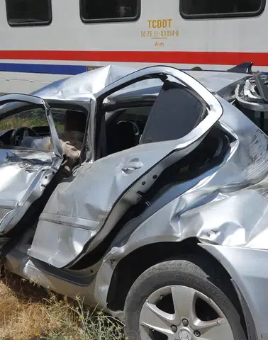 Muş'ta Hemzemin Geçitte Dehşet! Tren Otomobili Biçti: 3 Yaralı...