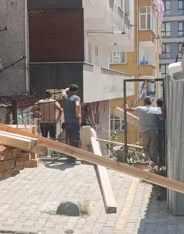 Küçükçekmece'de İnşaat Faciası! Evlerinde Mahsur Kaldılar: Tahliye Anı