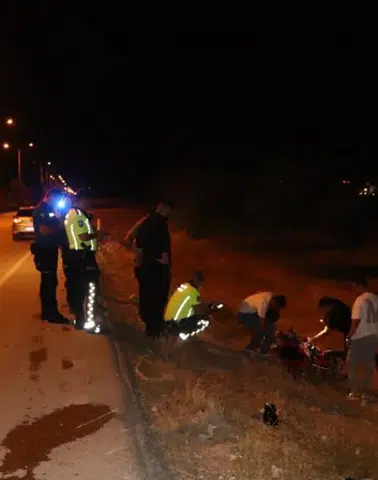 Otomobille çarpışan motosiklet şarampole savruldu