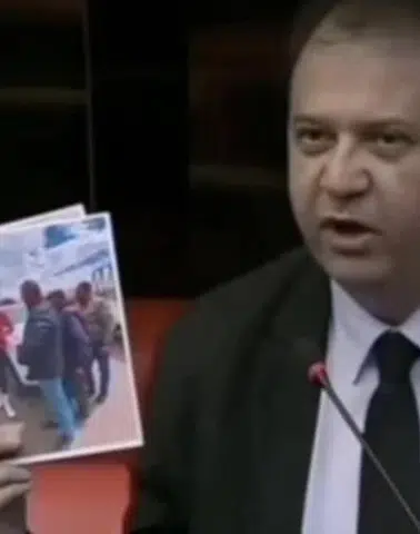 Tayt giydiği için hedef olan Ardahan Valisi, görevden alındı