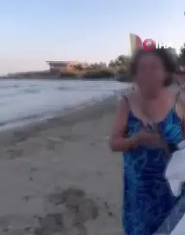 Plajda Skandal Görüntüler! Anne ve Kıza Öyle Bir Saldırdı Ki Herkes...