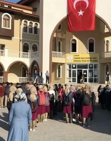 İmam hatipte tepki çeken afiş! YKS'de derece yapan kız öğrencilere sansür