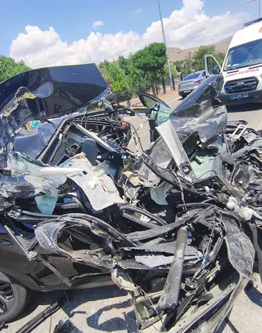 Bingöl'de Feci Kaza! Park Halindeki Tıra Çarpan Otomobil Hurdaya Döndü