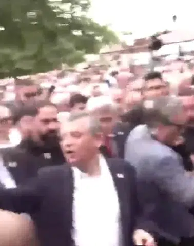 Yeni parti kuran Özgür Özel, muhafazakar seçmene göz kırptı