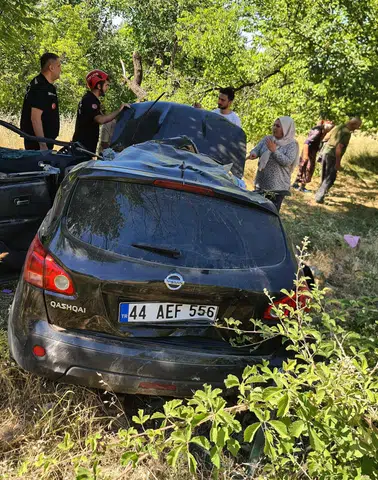 Malatya'da Feci Kaza! Lüks Otomobil Şarampole Uçtu, Sürücü Sıkıştı...