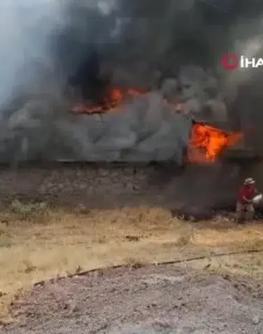 Van Gevaş'ta Korkutan Yangın: 3 İtfaiyeci Dumandan Etkilendi!