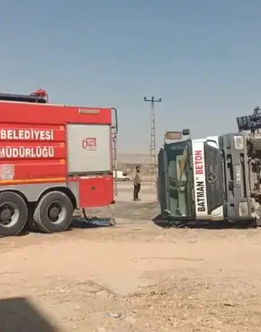 Marangozlar Sitesi Girişinde Kaza: Beton Mikseri Yan Yattı