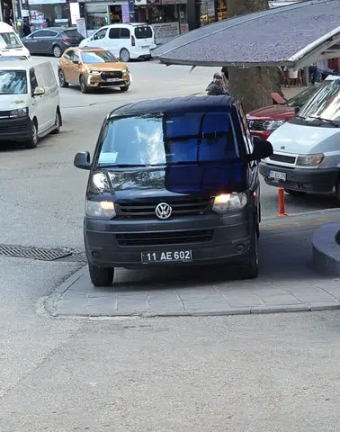 Bilecik'te Kaldırıma Park Eden Resmi Araç Yayaları Çileden Çıkardı