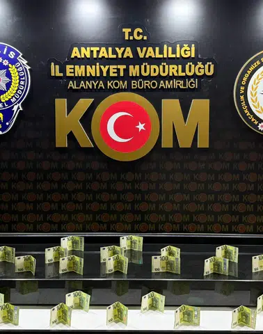 Antalya'da Dev Kaçakçılık Darbesi: Tarihi Eserler ve Sahte Para Ele Geçti!