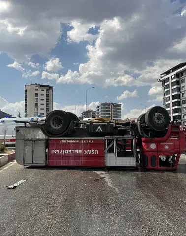 Uşak'ta Yangına Giden İtfaiye Aracı Devrildi: 2 Yaralı!