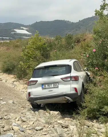 Gazipaşa'da Otomobil Dereye Uçtu: Sürücü Hastaneye Kaldırıldı!