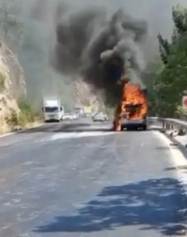 Karabel Yayla Yolu'nda Dehşet Anları! Alev Alev Yanan Araç Yolu Kilitledi