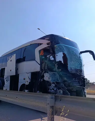 Afyonkarahisar'da Otobüs Kamyonete Çarptı: 1 Ölü, 15 Yaralı!