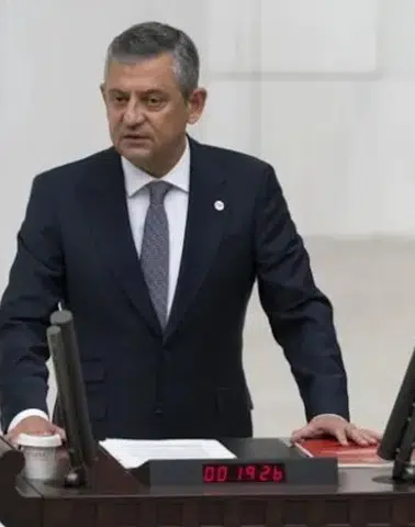 Yeni Parti bağışçıları, 'Çerçeve Yasa'ya evet diyen Özgür Özel'e haklarını 'haram' etti