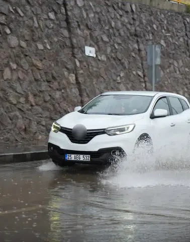 Erzurum-Bingöl Yolu Çirişli Mevkiinde Sel Dehşeti: Sürücüler Zor Anlar Yaşadı