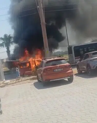 İzmir'de Otomobilde Korku Dolu Anlar: Alev Alev Yanan Araç Kül Oldu!