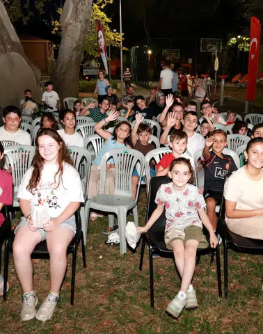 Osmangazi’de Mahalleli Dev Ekran Başında Buluştu! Çocuklar Bayıldı