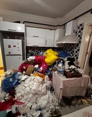 Sakarya'da Hemşirenin Kiraladığı Daire Çöp Ev Çıktı: Tahliye Süreci Başladı