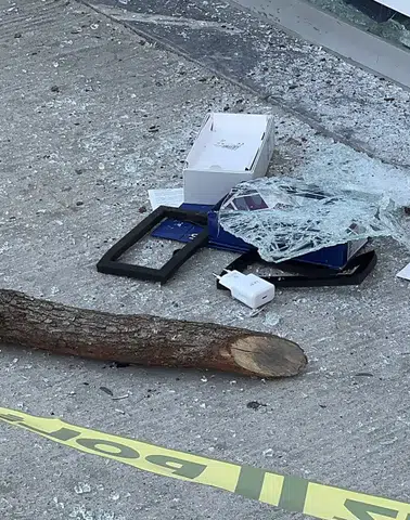 Fırından Odunu Aldılar, Saniyeler İçinde Telefoncuya Dehşeti Yaşattılar!