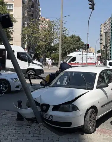 Nalçacı Caddesi Kavşağında Feci Kaza: Araçlar Savrulup Direğe Çarptı