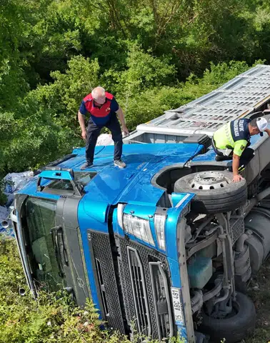 Sinop'ta Viraja Hızlı Giren Un Yüklü Tır Dehşet Saçtı! Yola Un Keseleri Saçıldı