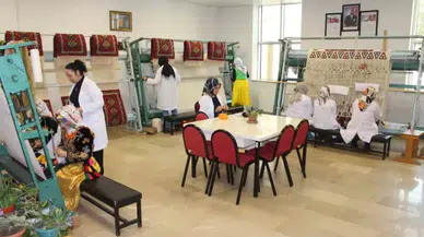 Sivas'ın El Emeği İğnesi: Sivas Halısı Dokuma Atölyesinde Geleneksel Türk Sanatları Yaşıyor