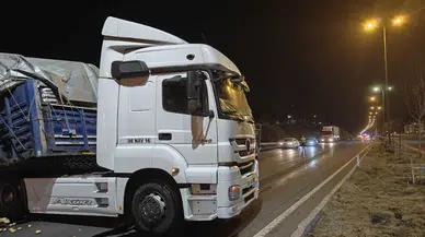 Patates Yüklü Tır Makasladı: Tonlarca Patates Yola Saçıldı