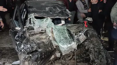 Otomobil Tırın Dorsesine Çarptı! Sürücüyü İtfaiye Çıkardı