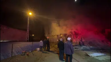 Sivas'ta Köyde Ahır Yangını: Korku Dolu Kurtarma Operasyonu