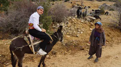 Geleneği, Manilerle Yaşatıyor