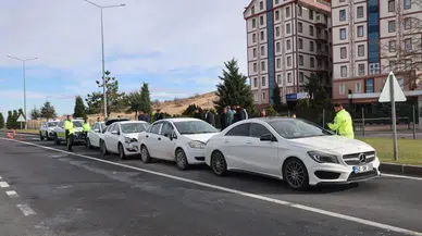 Kırmızı Işıkta Duran Araca Çarpınca Zincirleme Kaza Kaçınılmaz Oldu