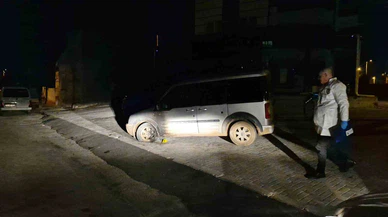 Aracı Benzin Döküp Yaktı! Çevredekiler Facıayı Önledi